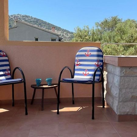 Apartman Emilija Vinišće Exteriör bild