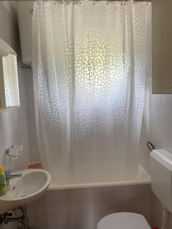 Apartman Emilija Vinišće Exteriör bild