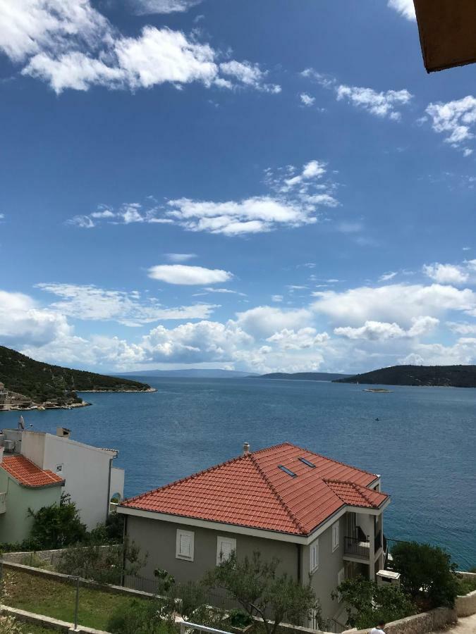 Apartman Emilija Vinišće Exteriör bild